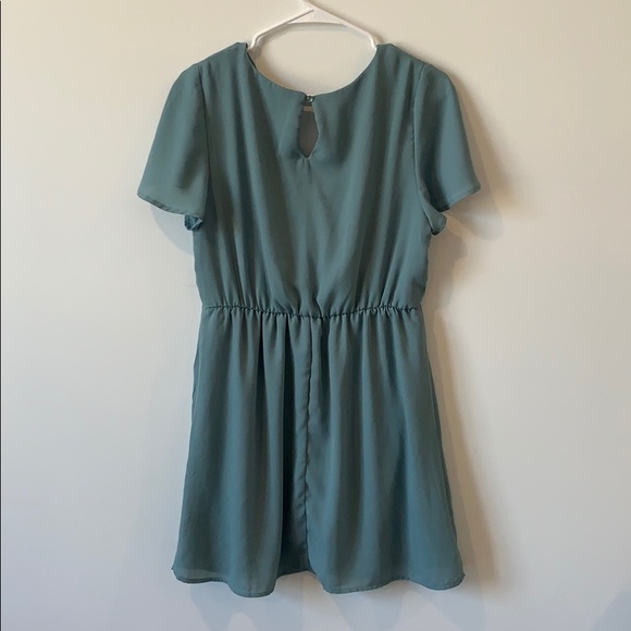 Sea foam Green V-neck dress - Picture 2 of 3